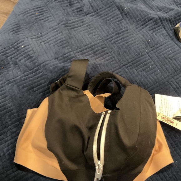 Bnwt 32DD sports bra - Picture 3 of 4